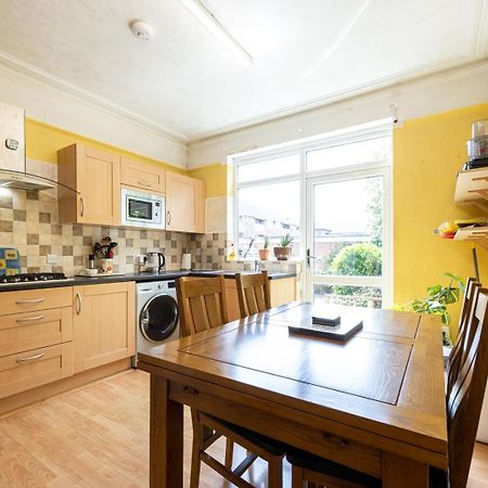 מנצ'סטר Guestready - Enchanting Life In Gorse Hill מראה חיצוני תמונה