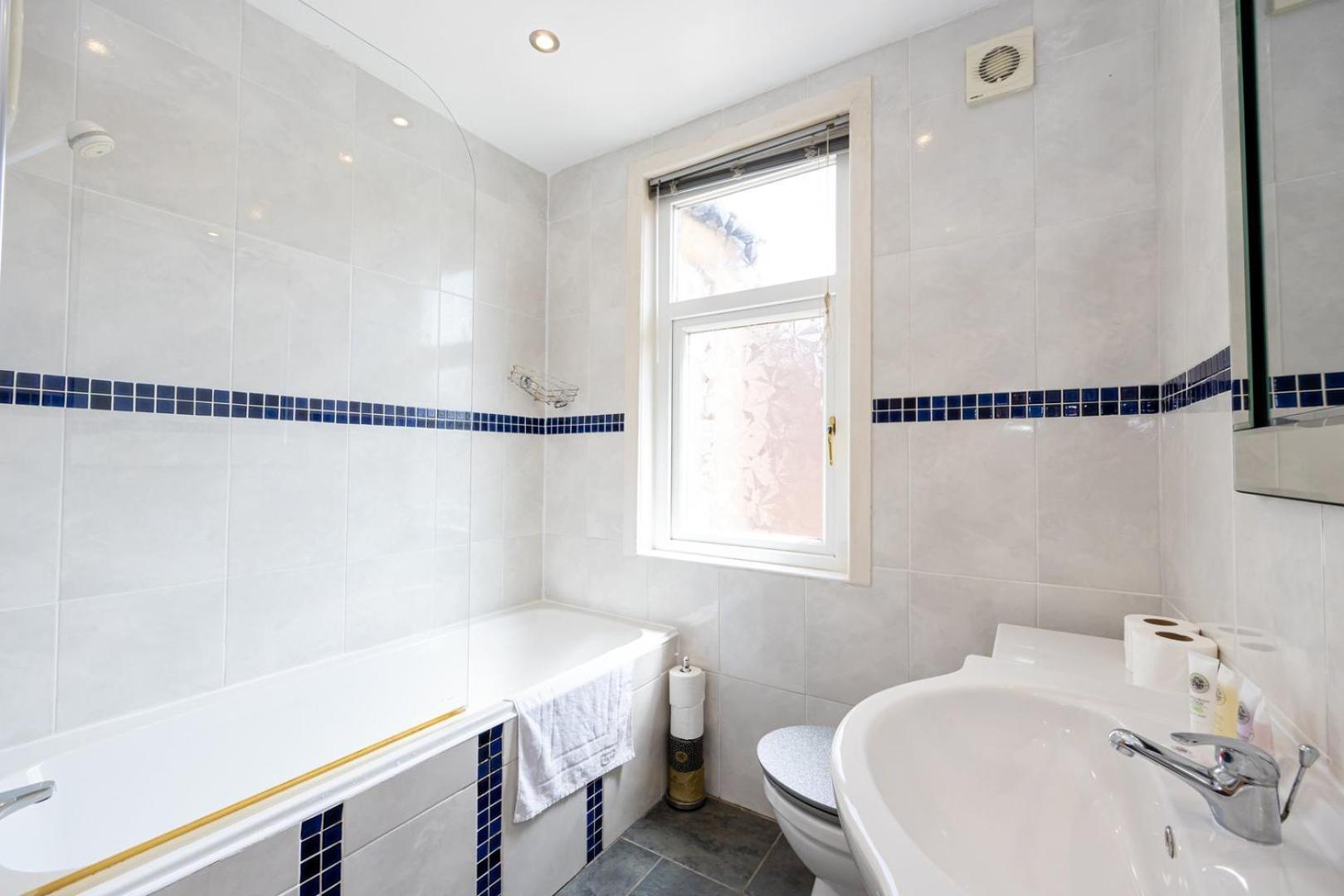 מנצ'סטר Guestready - Enchanting Life In Gorse Hill מראה חיצוני תמונה